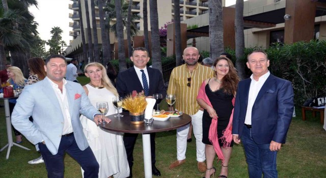 Erkekler kadınlar için şarkı söyleyecek