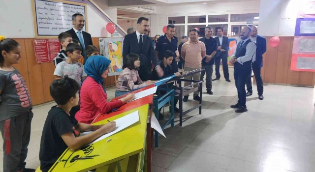 Ermenek Fikret Ünlü Yatılı Bölge Ortaokulunda yılsonu resim sergisi