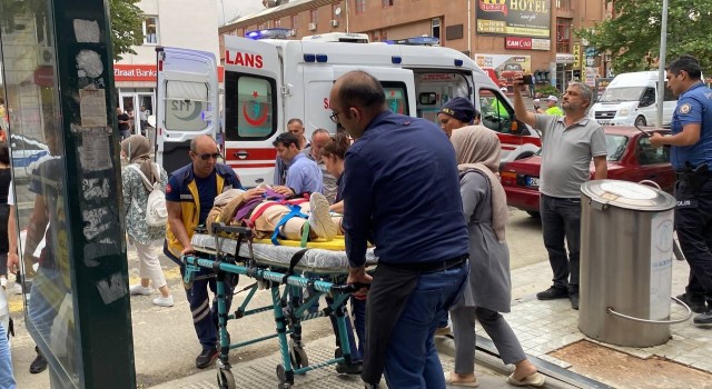 Erzincanda başına çatı parçası düşen kadın yaralandı