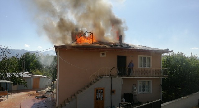 Erzincanda çatı yangını