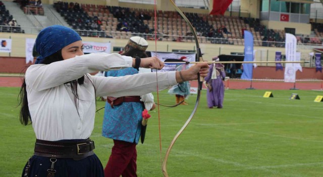 Erzincanda düzenlenen Geleneksel Okçuluk Türkiye Şampiyonası renkli görüntülere sahne oldu