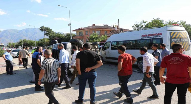 Erzincanda iki minibüs çarpıştı: 7 yaralı