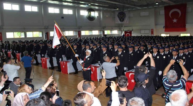 Erzincanda polis adaylarının coşkulu mezuniyet sevinci
