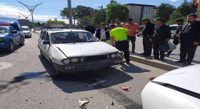 Erzincanda trafik kazası: 3 yaralı