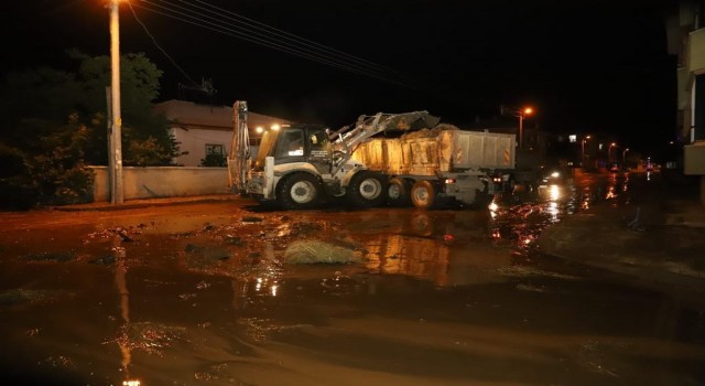Erzincanda yaşanan sel felaketinin ardından başlayan temizlik çalışmaları sürüyor