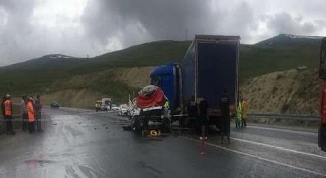 Erzurumda kamyonet tırla çarpıştı: 2 ölü