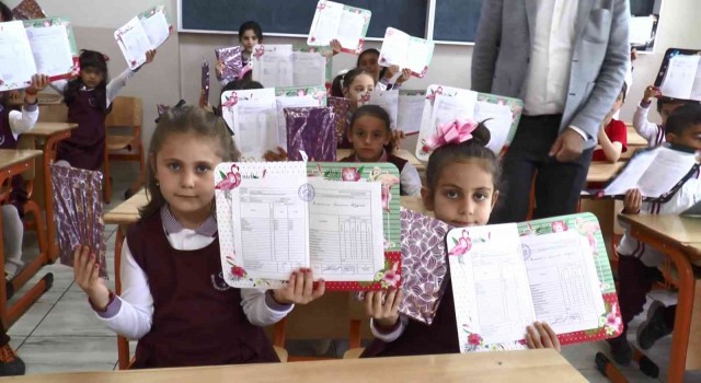 Erzurumda öğrenciler karne heyecanı yaşadı