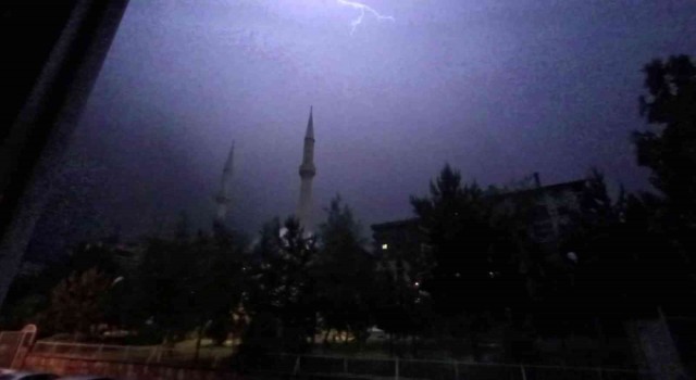 Erzurumda şimşekler geceyi aydınlattı