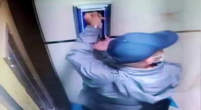 Esenyurtta hırsız bu kez kapının zilini çaldı