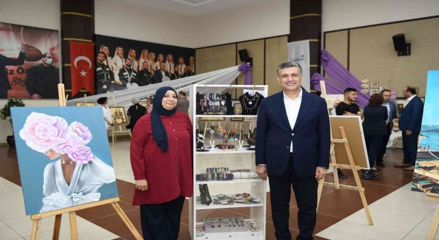Esenyurtta kadın kursiyerlerin ürünleri sergilendi