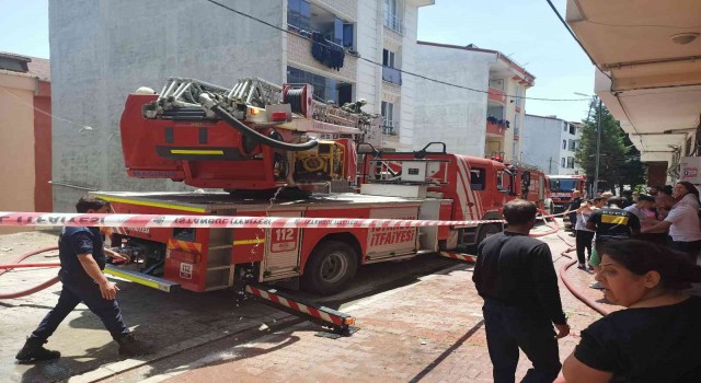 Esenyurtta korkutan çatı yangını