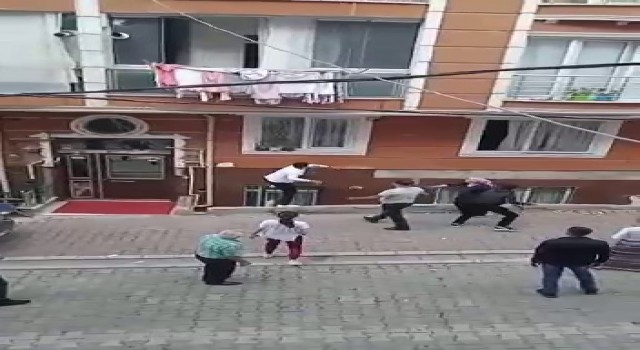 Esenyurtta önce dayak yedi, sonra evi taşladı