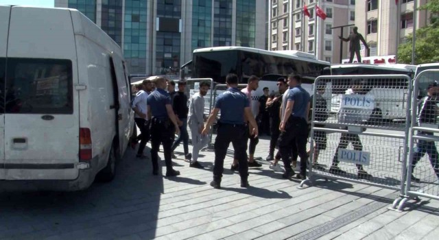 Esenyurtta polis ekipleri düzensiz göçmenlere göz açtırmadı