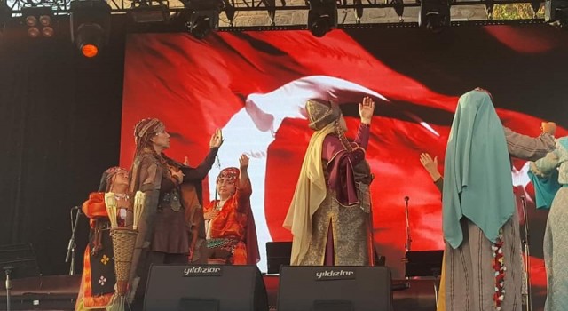 Eskişehir Anadolu Bacıları ‘Kahraman Türk Kadınları temalı Defile Programını sahneledi