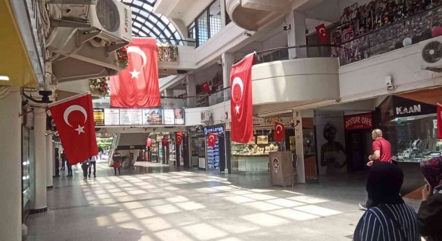 Eskişehir esnafı şehidini bayraklarla andı