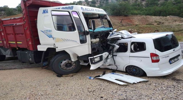 Eskişehirde kamyon ve kamyonet çarpıştı: 1 ölü 1 yaralı