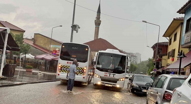 Eskişehirde sağanak yağış hayatı felç etti