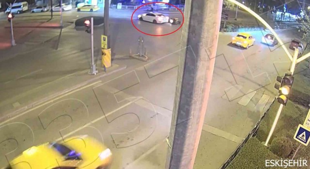 Eskişehirdeki trafik kazası MOBESE kamerasına yansıdı