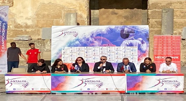 Eskrim Avrupa Büyükler Şampiyonasının basın toplantısı tarihi Aspendos Antik Tiyatrosunda yapıldı