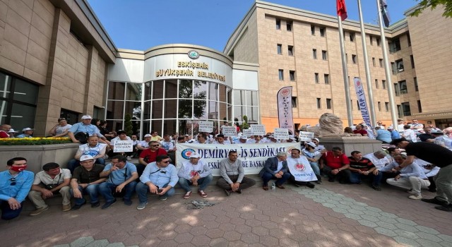 ESTRAM işçileri eylemde bordro yaktı, sakal kesmeme kararı aldı