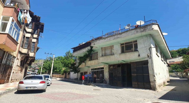 Eşya taşırken buzdolabı yüksek gerilim hattına değdi, bir kişi ağır yaralandı