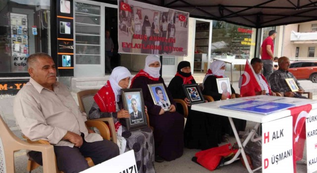 Evlat nöbeti tutan baba: HDPye diyoruz ki çocuklarımızı nasıl götürüp PKKya vermişsen yine o şekilde git, bize getir