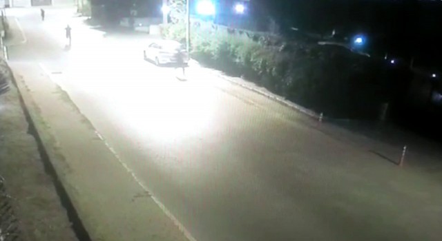 Eyüpsultanda lüks otomobilin farını çalan hırsızlar yakalandı