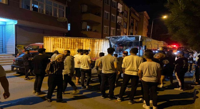 Eyüpsultanda sokağa dalan İETT otobüsü 17 araca çarptı, ortalık savaş alanına döndü