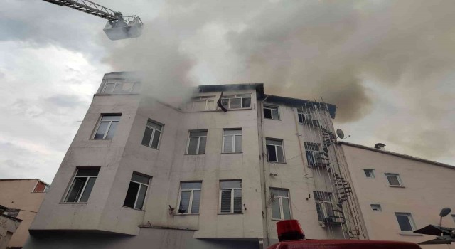 Fatihte apart olarak kullanılan binada korkutan yangın