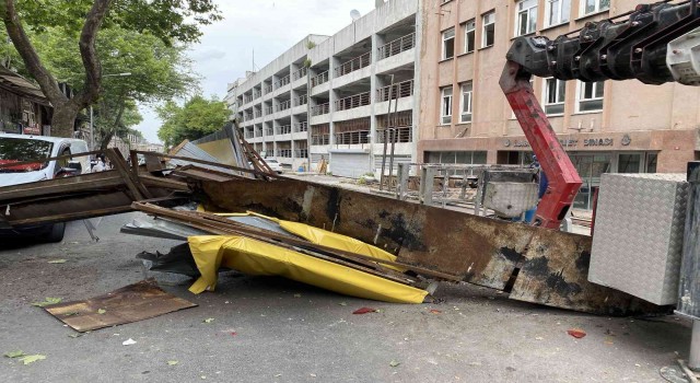 Fatihte eski İBB ek hizmet binasının yıkımında yola demir parça düştü: 1 yaralı