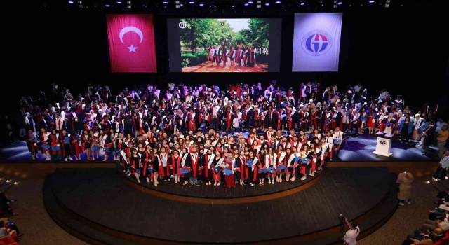 Fen Edebiyat Fakültesinde mezuniyet coşkusu