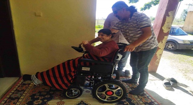 Fiziksel engelli genç kadın akülü tekerlekli sandalyesine kavuştu