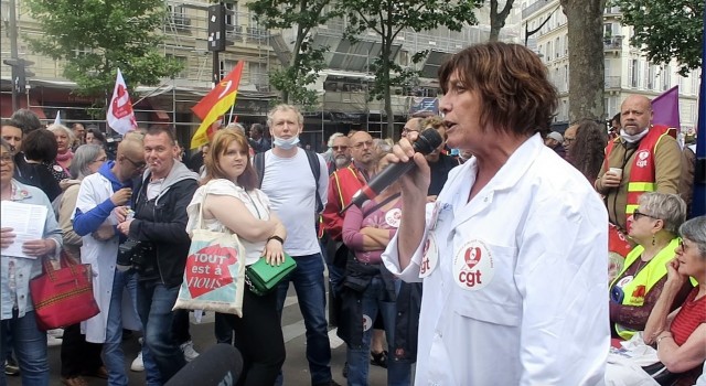 Fransada sağlıkçılardan hükümet karşıtı protesto