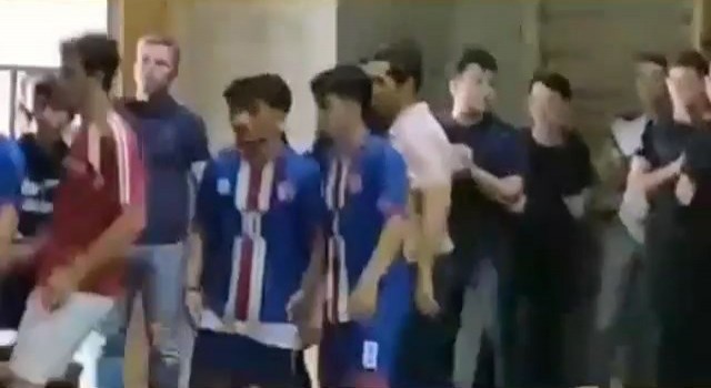 Futsal sahası boks ringine döndü, öğrenciler birbirine girdi