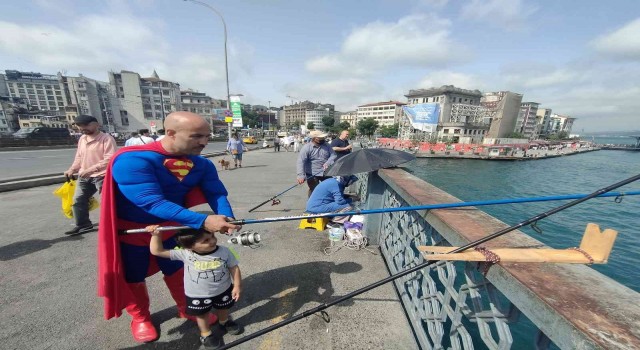 Galata Köprüsünde ilginç anlar: Süpermeni balık tutarken görenler hayrete düştü