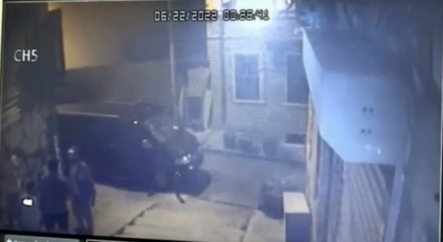Galatada akıl almaz kavga kamerada: Alçılı kolla ve falçatayla saldırıp, kulağından ısırdı