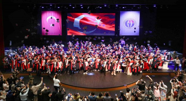 GAÜN İlahiyat Fakültesinde mezuniyet sevinci
