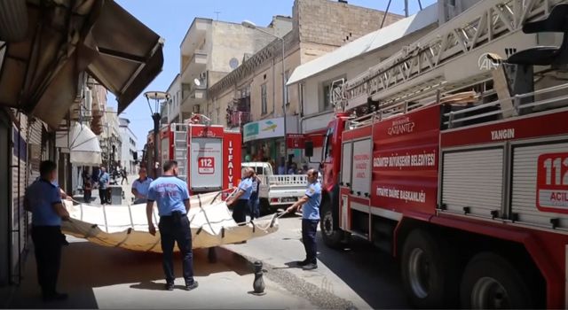 Gaziantep’te baltayla kendisine zara vermek isteyen şahsı polis ikna etti