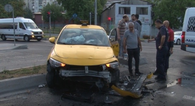 Gaziosmanpaşada acele eden taksi ile kamyonet çarpıştı: 3 yaralı