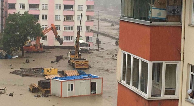 Geçen sene sel felaketinin yaşandığı Bozkurtta Ezine Çayı yeniden taştı