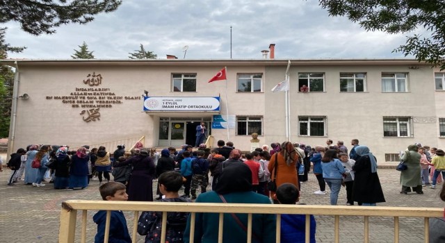 Gediz 1 Eylül İmam Hatip Ortaokulunda Akademik Yetenek Testi sınavı