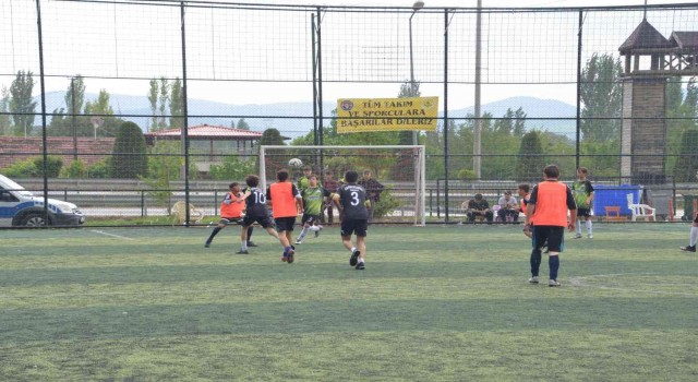 Gedizde ilkokul ve ortaokullar arası halı saha turnuvası sona erdi