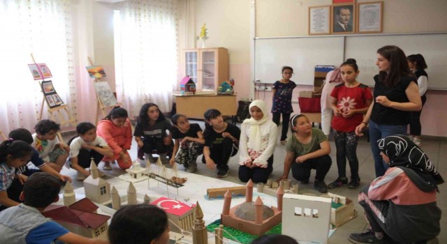 Geleceğin sanatçıları eserlerini sergiledi