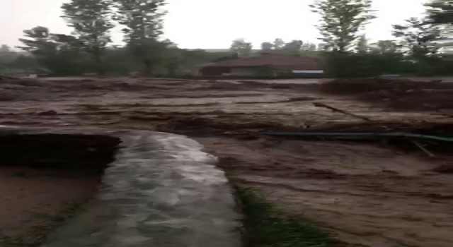 Gemerekte sel suyu köprüyü yuttu