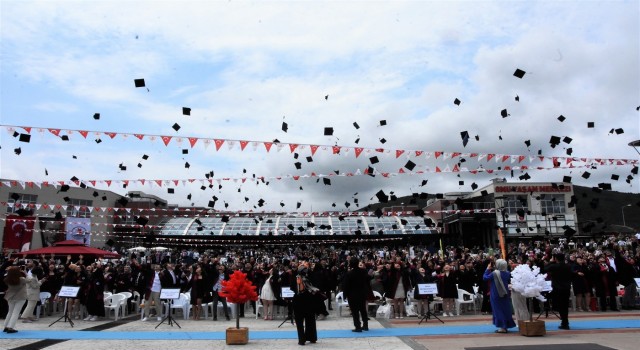 Genç mühendislerin mezuniyet coşkusu