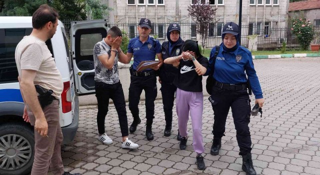 Genç sevgililer biber gazı sıktıkları astsubayın telefonunu gasp ettiler