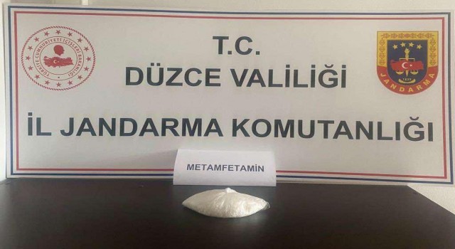 Gençleri zehirleyecekti, otobüste yakalandı