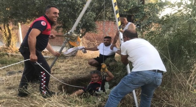 Germencikte kuyuya düşen kedinin imdadına itfaiye ekipleri yetişti