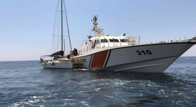Göçmenler yelkenli tene ile kaçarken yakalandı