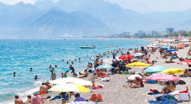 Gök gürültülü sağanak beklenen Antalyada, güneşi gören sahile koştu